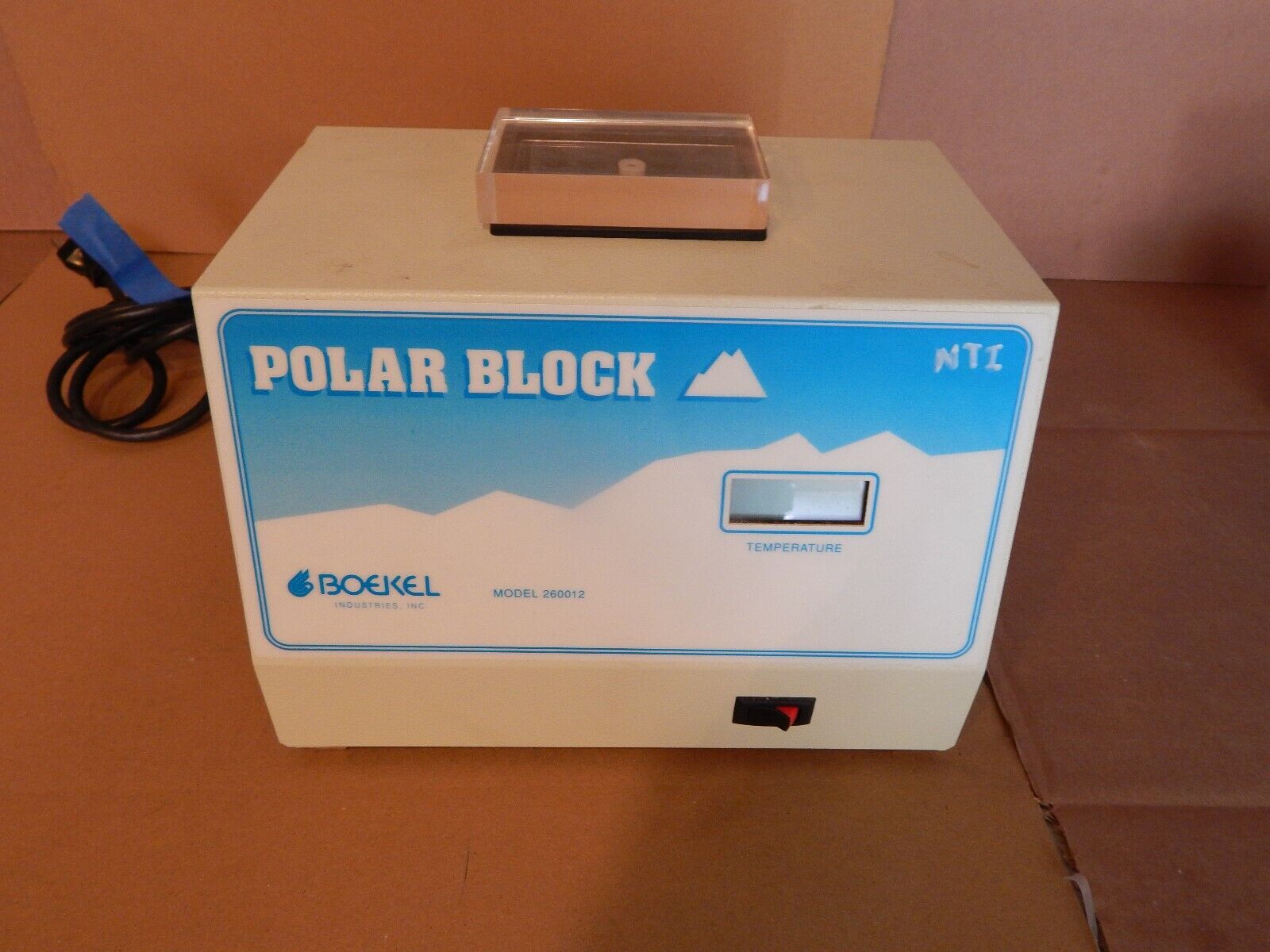 A white Polar Block Model 260012 by Boekel.