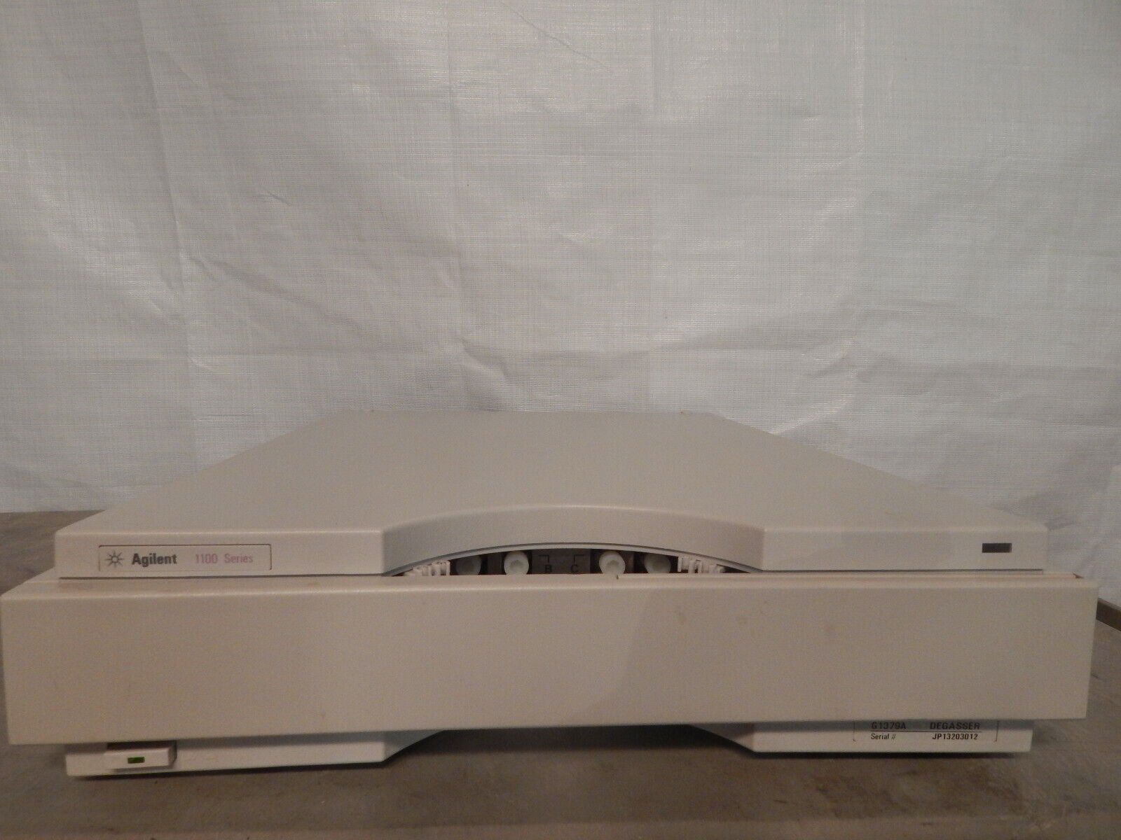A beige Agilent 1100 Series degasser.